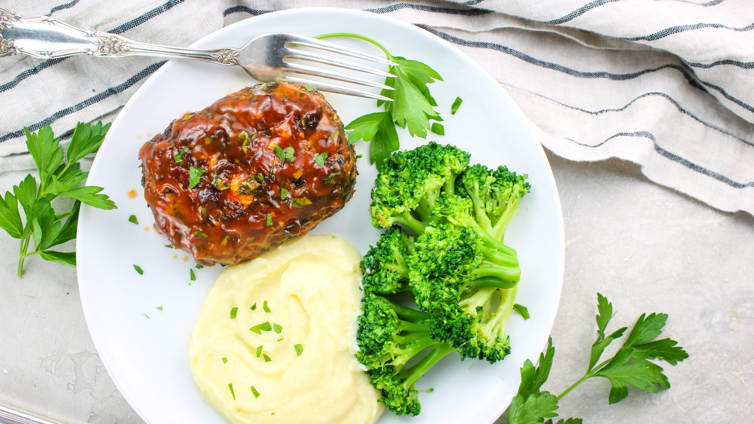 Spinach and Feta Mini Meatloaves background image