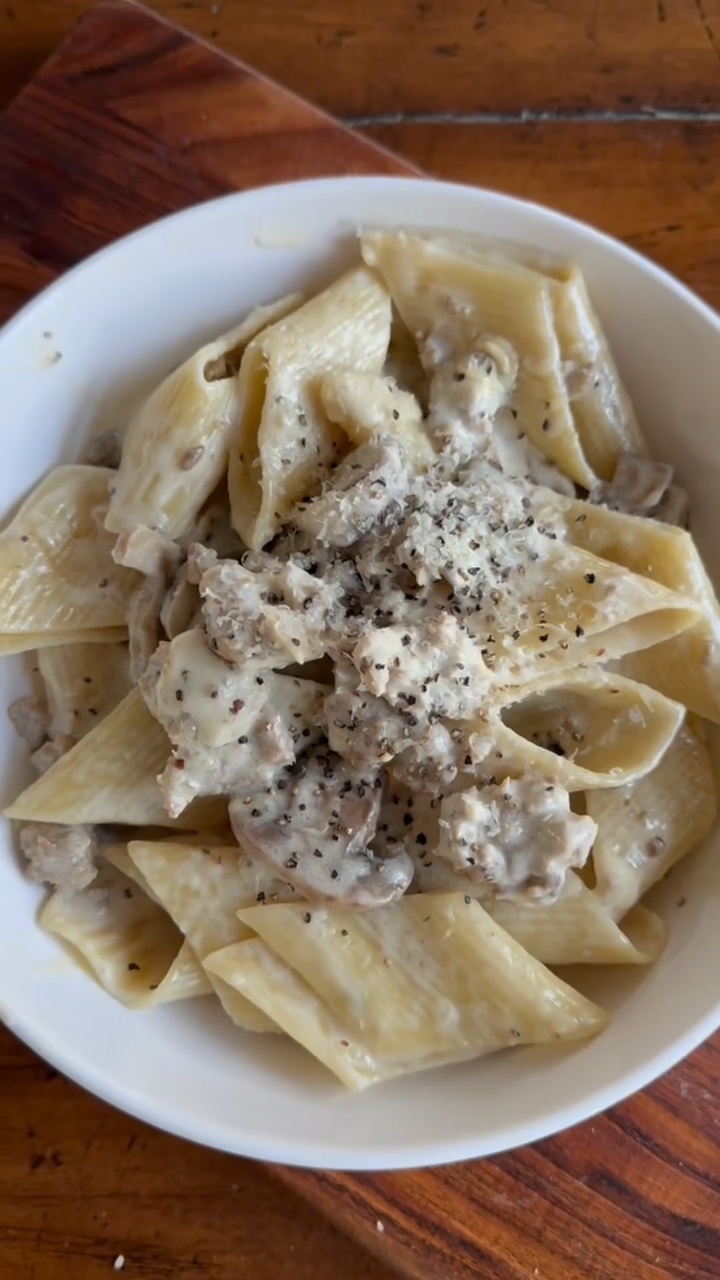 Pasta alla Norcina background image